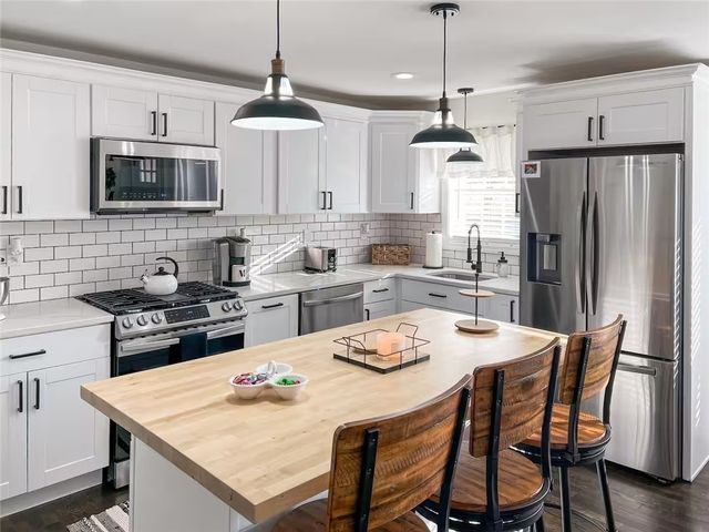 82 Kearns Avenue, Tiverton, RI 02878