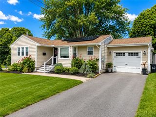 82 Kearns Avenue, Tiverton, RI 02878