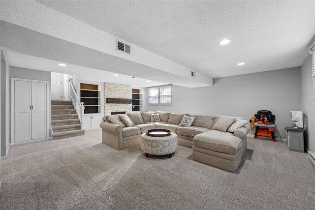 20 Clive Drive NW, Cedar Rapids, IA 52405