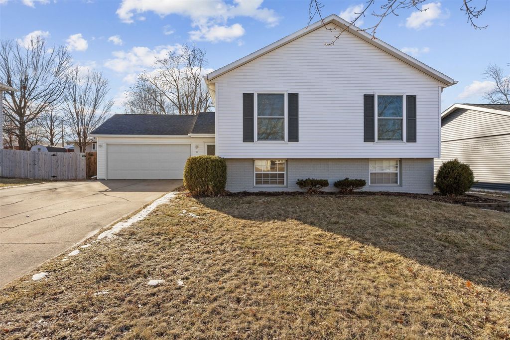 20 Clive Drive NW, Cedar Rapids, IA 52405