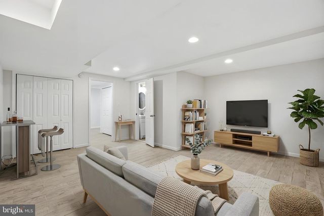 5331 42ND PL NW, Washington, DC 20015