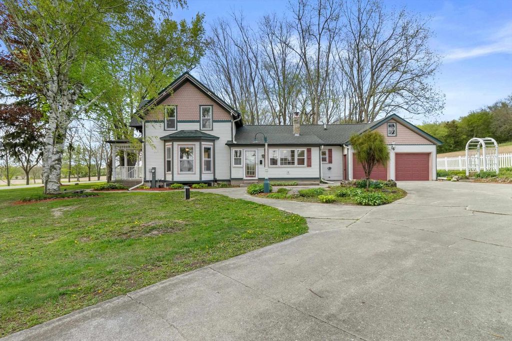 N5724 N Helenville Road, Helenville, WI 53137