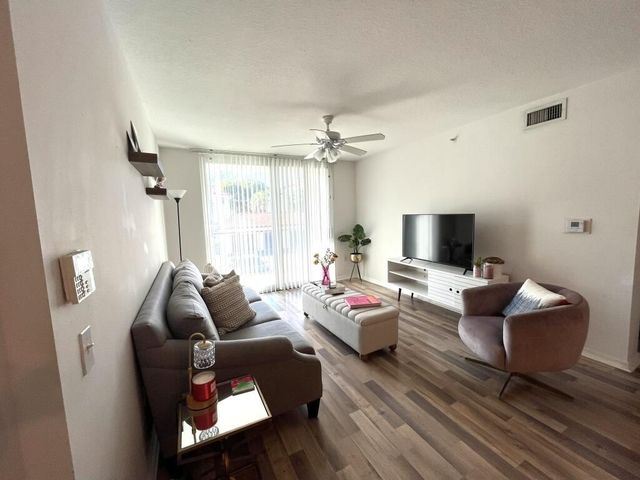 713 Villa Circle, Boynton Beach, FL 33435