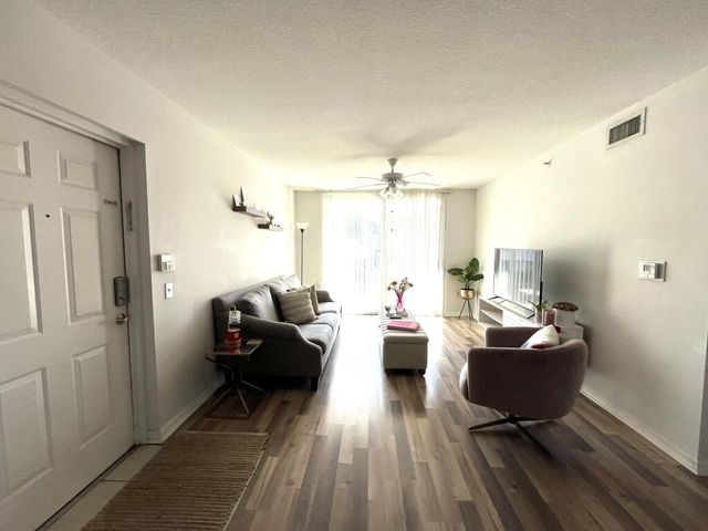 713 Villa Circle, Boynton Beach, FL 33435