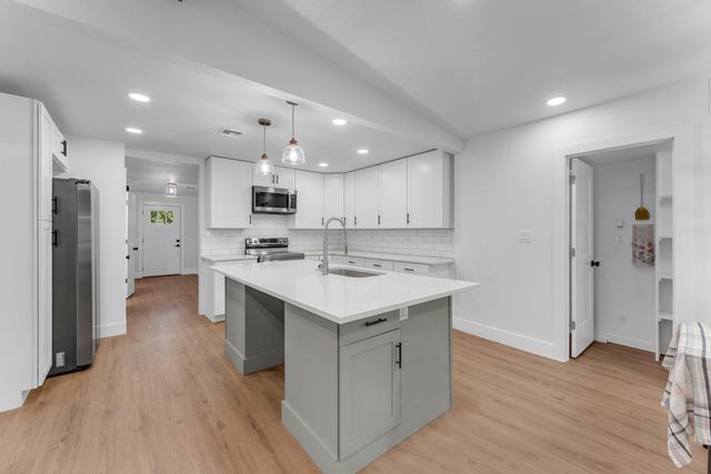 407 E Kerr ST, Burnet, TX 78611