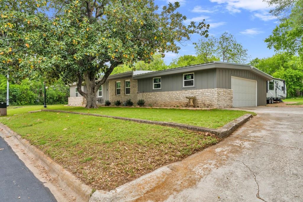 407 E Kerr ST, Burnet, TX 78611