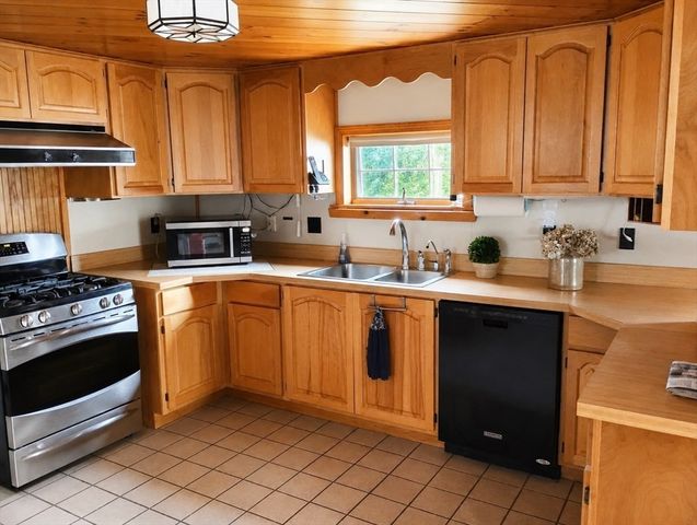 35 Maple St, Millbury, MA 01527