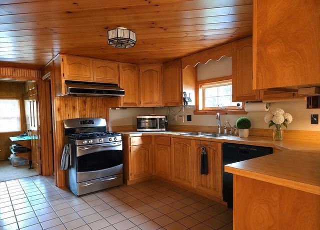 35 Maple St, Millbury, MA 01527