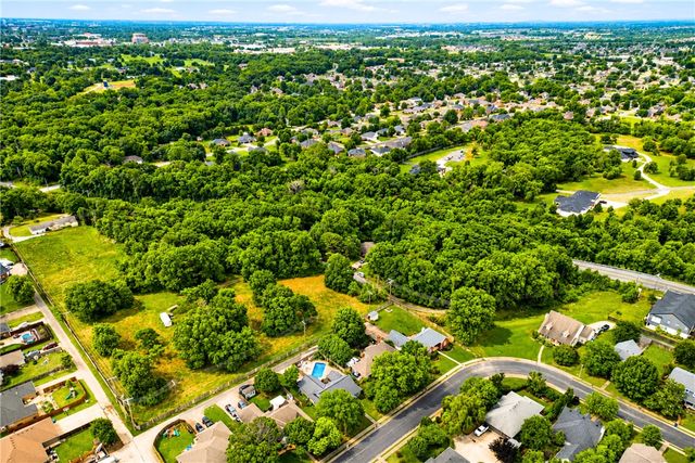 2904 2nd Street, Bentonville, AR 72712