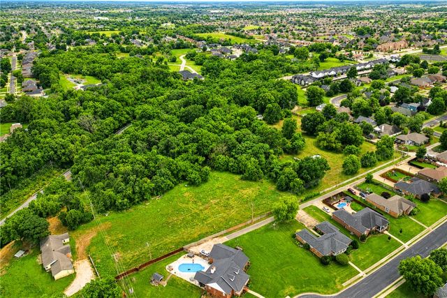 2904 2nd Street, Bentonville, AR 72712