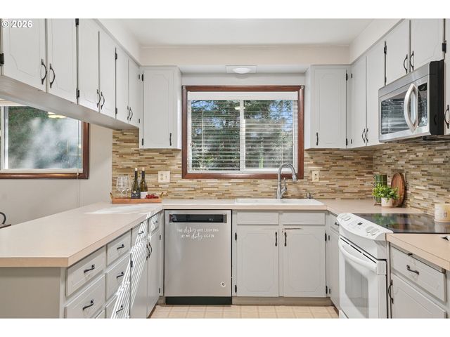 12202 Se GUILFORD Dr, Milwaukie, OR 97222