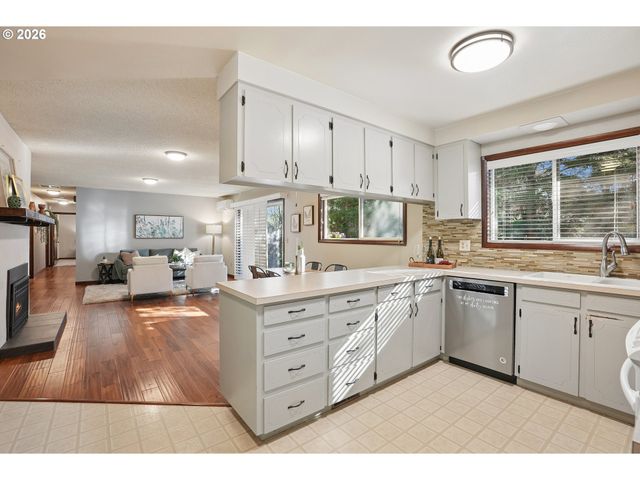 12202 Se GUILFORD Dr, Milwaukie, OR 97222