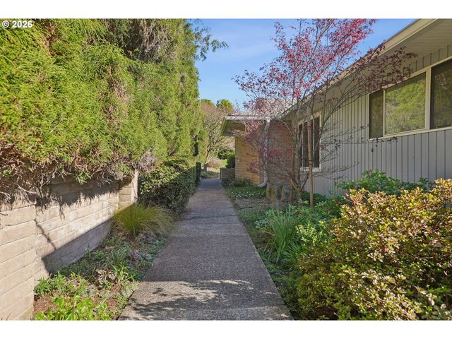 12202 Se GUILFORD Dr, Milwaukie, OR 97222