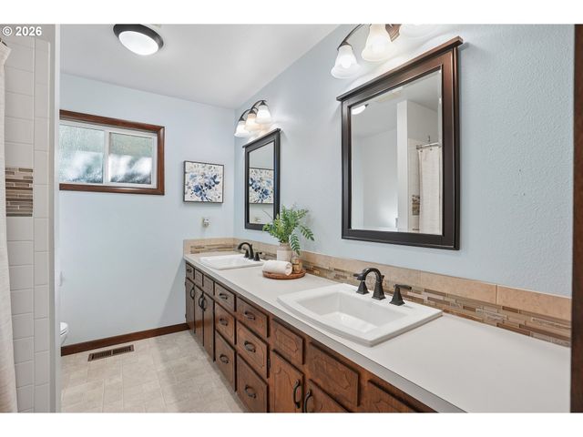 12202 Se GUILFORD Dr, Milwaukie, OR 97222