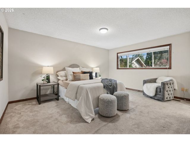 12202 Se GUILFORD Dr, Milwaukie, OR 97222