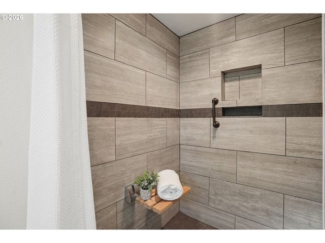 12202 Se GUILFORD Dr, Milwaukie, OR 97222