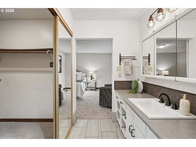 12202 Se GUILFORD Dr, Milwaukie, OR 97222