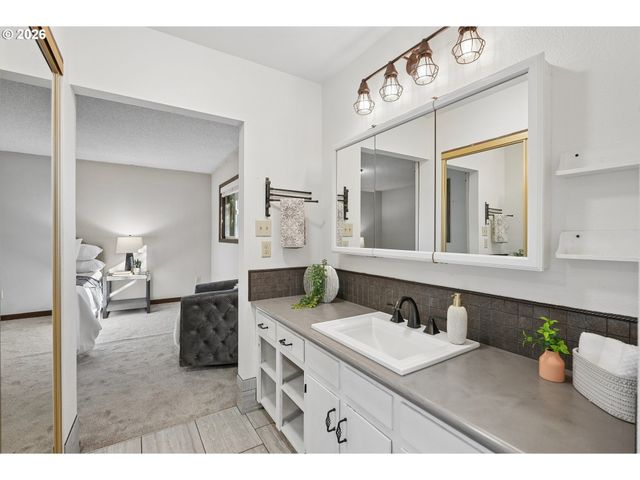 12202 Se GUILFORD Dr, Milwaukie, OR 97222