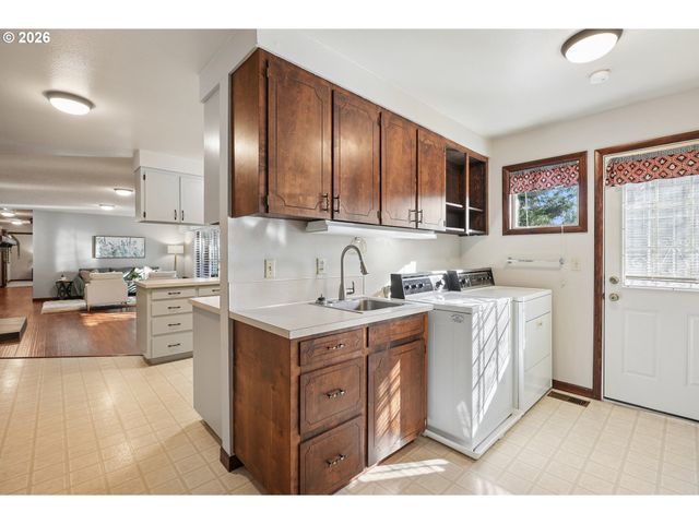 12202 Se GUILFORD Dr, Milwaukie, OR 97222