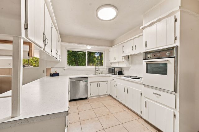 924 Wade Drive, Bedford, TX 76022