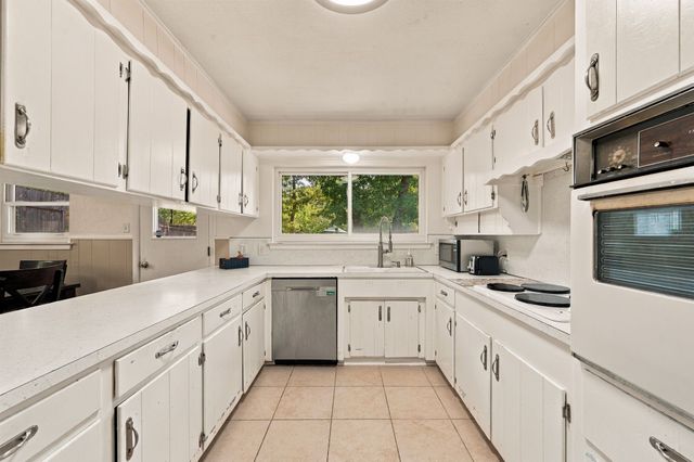 924 Wade Drive, Bedford, TX 76022