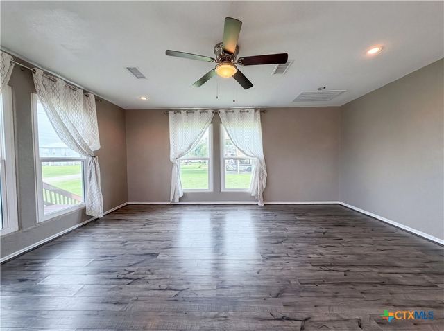 552 S Marshall Johnson Avenue, Port Lavaca, TX 77978