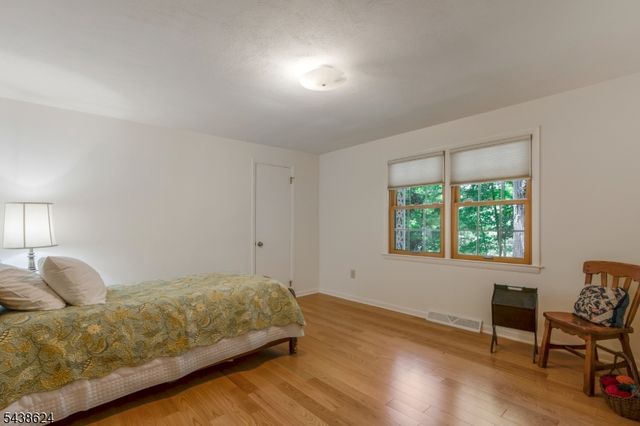 29 Brook Dr, Watchung Boro, NJ 07069