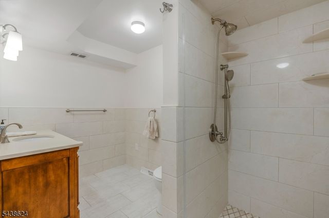 29 Brook Dr, Watchung Boro, NJ 07069