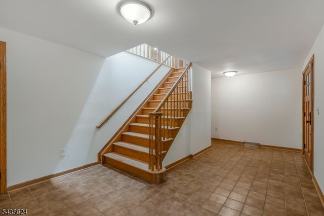 29 Brook Dr, Watchung Boro, NJ 07069