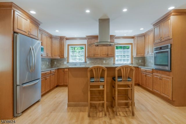 29 Brook Dr, Watchung Boro, NJ 07069