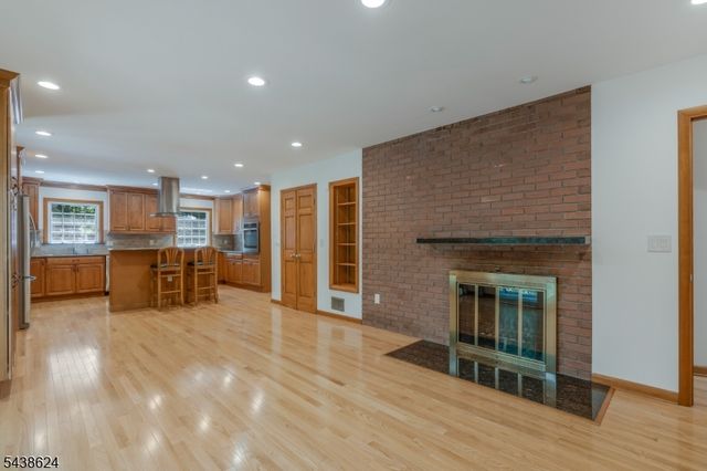 29 Brook Dr, Watchung Boro, NJ 07069