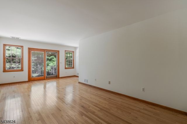 29 Brook Dr, Watchung Boro, NJ 07069