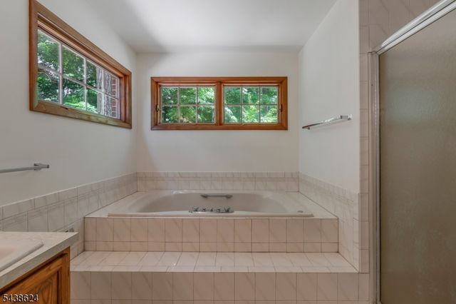 29 Brook Dr, Watchung Boro, NJ 07069