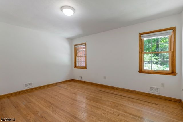 29 Brook Dr, Watchung Boro, NJ 07069