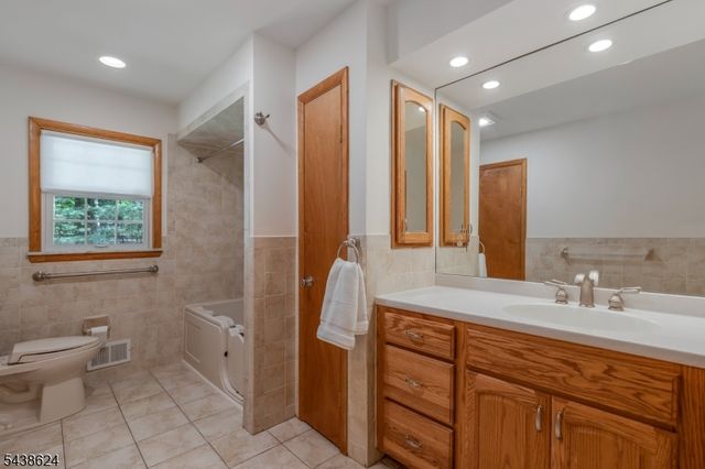 29 Brook Dr, Watchung Boro, NJ 07069