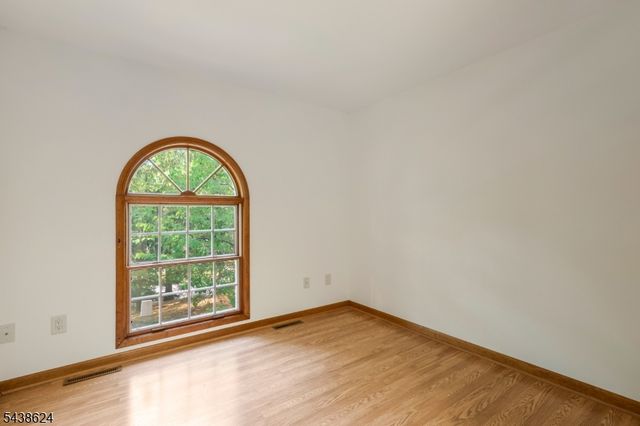 29 Brook Dr, Watchung Boro, NJ 07069