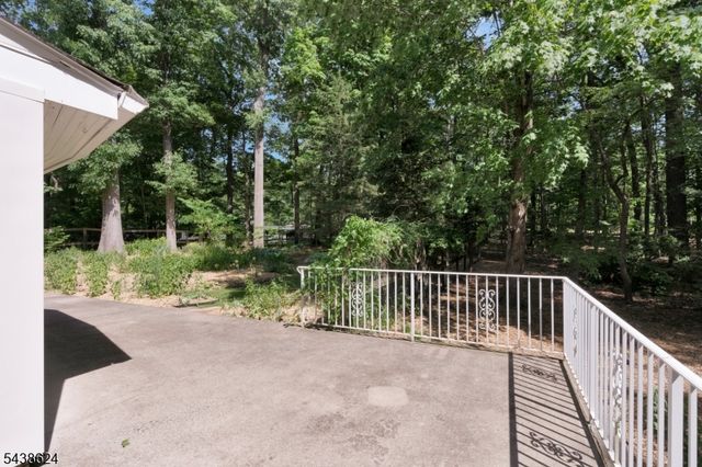 29 Brook Dr, Watchung Boro, NJ 07069