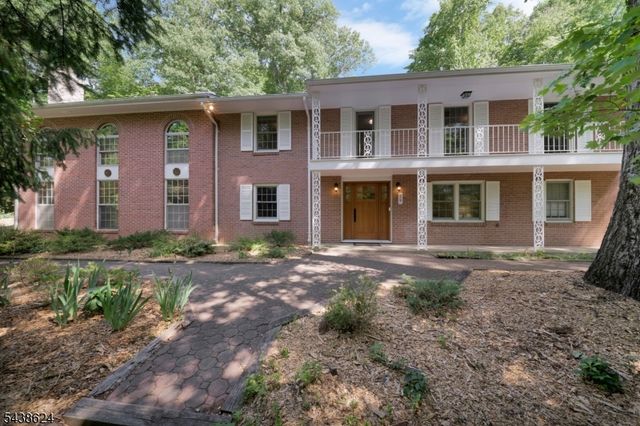 29 Brook Dr, Watchung Boro, NJ 07069