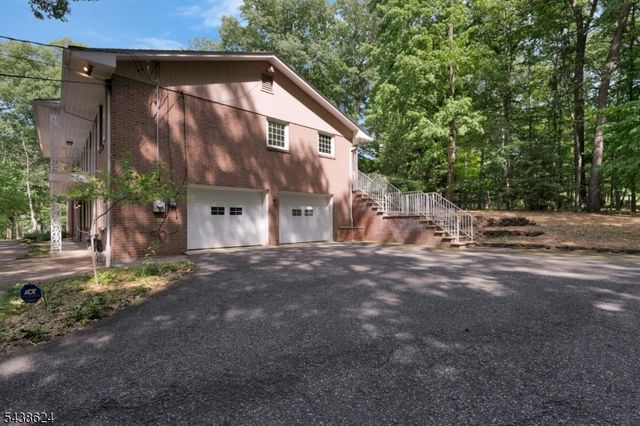 29 Brook Dr, Watchung Boro, NJ 07069
