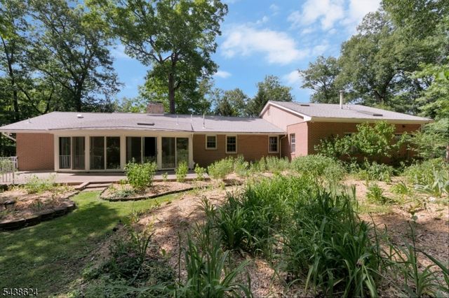 29 Brook Dr, Watchung Boro, NJ 07069