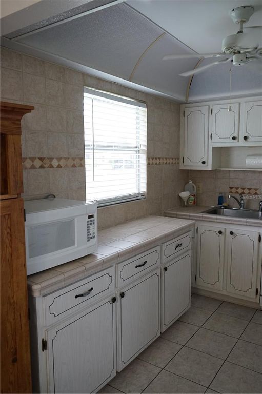 Image 11 of property listing at 101 CAMBRIDGE TRL 205, Sun City Center, FL 33573