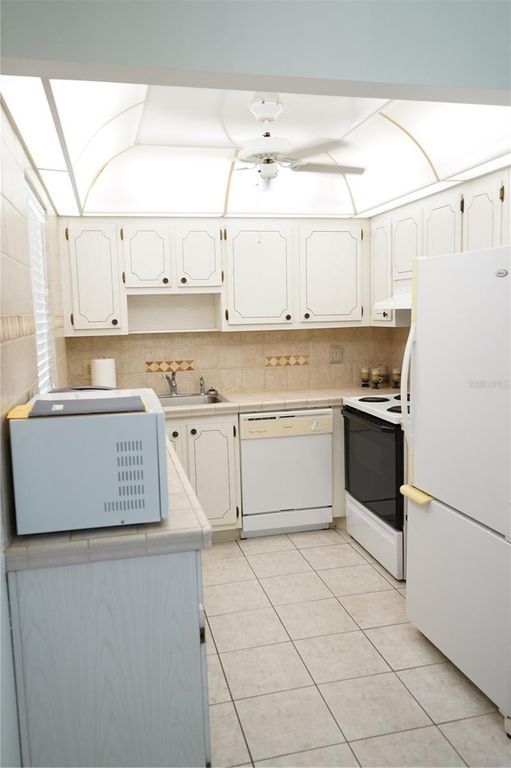 Image 7 of property listing at 101 CAMBRIDGE TRL 205, Sun City Center, FL 33573