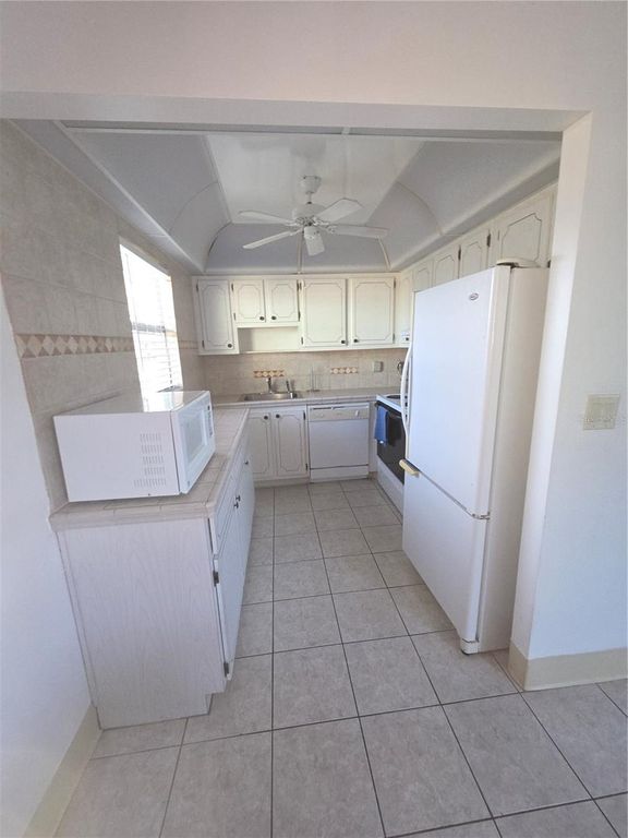 Image 9 of property listing at 101 CAMBRIDGE TRL 205, Sun City Center, FL 33573