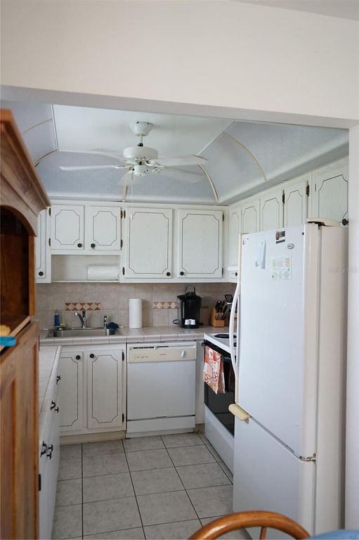 Image 10 of property listing at 101 CAMBRIDGE TRL 205, Sun City Center, FL 33573