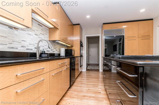 7112 Winding Brook Court 30, West Bloomfield Charter Township, MI 48322