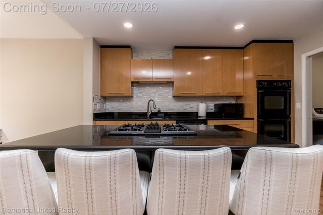 7112 Winding Brook Court 30, West Bloomfield Charter Township, MI 48322