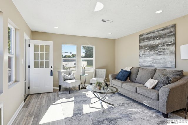 2012 Benson Gardens Boulevard, Omaha, NE 68134