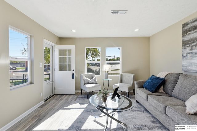 2012 Benson Gardens Boulevard, Omaha, NE 68134