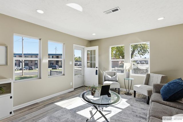 2012 Benson Gardens Boulevard, Omaha, NE 68134