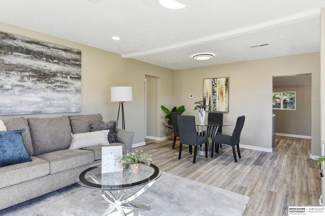 2012 Benson Gardens Boulevard, Omaha, NE 68134